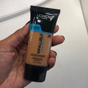 L’Oréal Infallible Pro Glow / 210